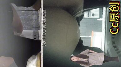 大神潜入办公楼女厕全景偷拍多位美女白领嘘嘘 (11)