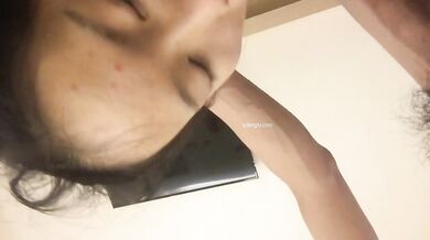 邪恶二人组假装看房下药迷翻美女中介各种姿势轮番爆操她的肥鲍鱼 (1)